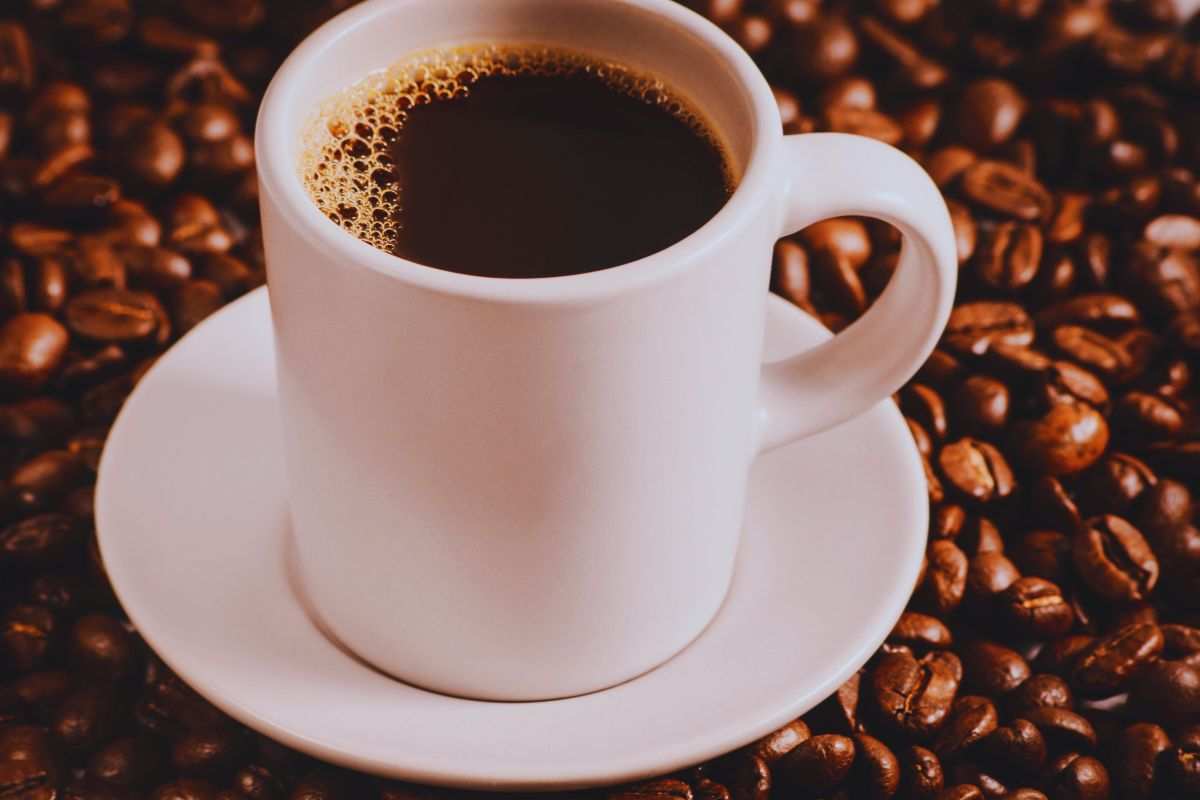 Getta del caffè nel water, lo stanno facendo tutti: il risultato ti sorprenderà 2 caffè e pulizia del water