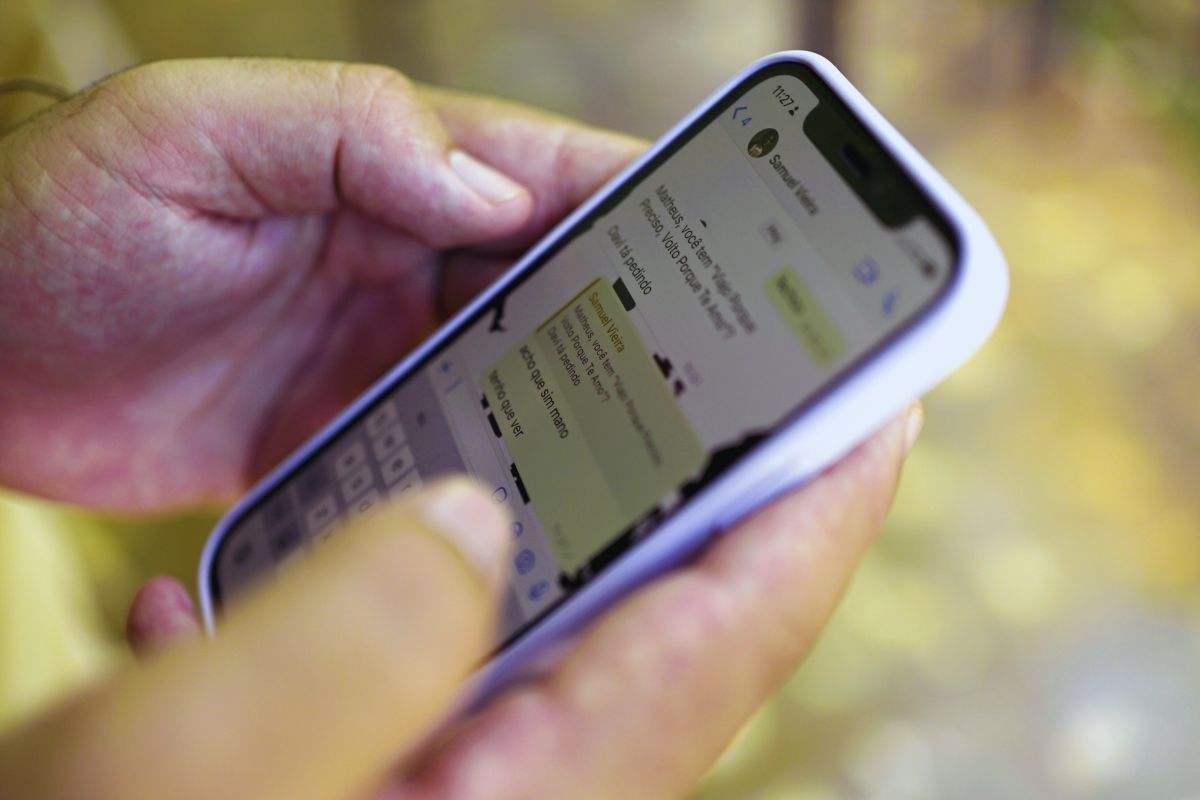 Nessuno ci pensa e tutti lo fanno: quest'azione con il cellulare è reato 2 screenshot di chat e violazione della privacy