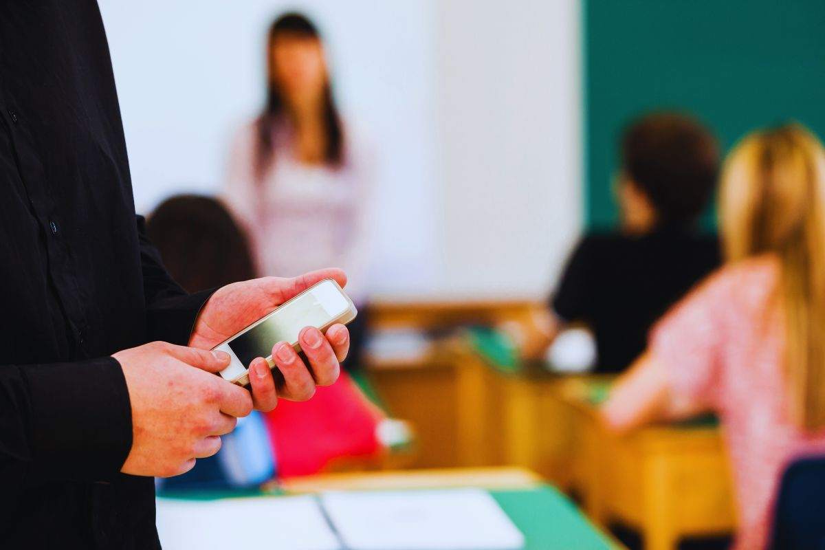 Divieto cellulari in classe, cosa ne pensano i genitori: il risultato schiacciante 2 i motivi del divieto dell'uso del cellullare a scuola