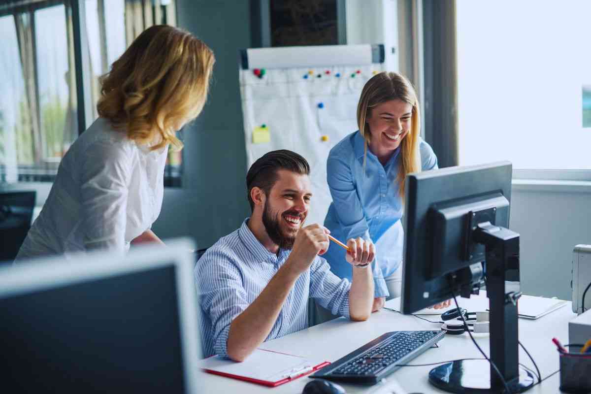 L'errore che (quasi) tutti commettono al lavoro e che può rovinare la carriera: smetti subito 2 cosa fare e non fare a lavoro