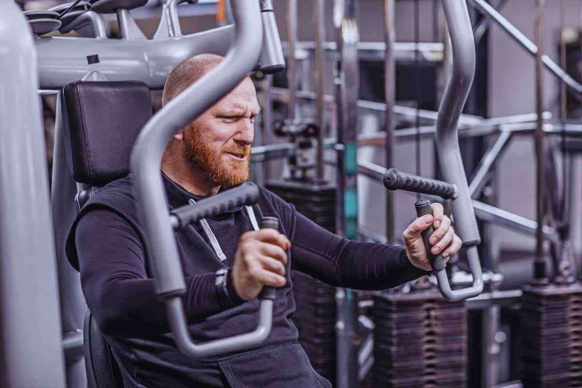 Allenamento in palestra per uomini over 50
