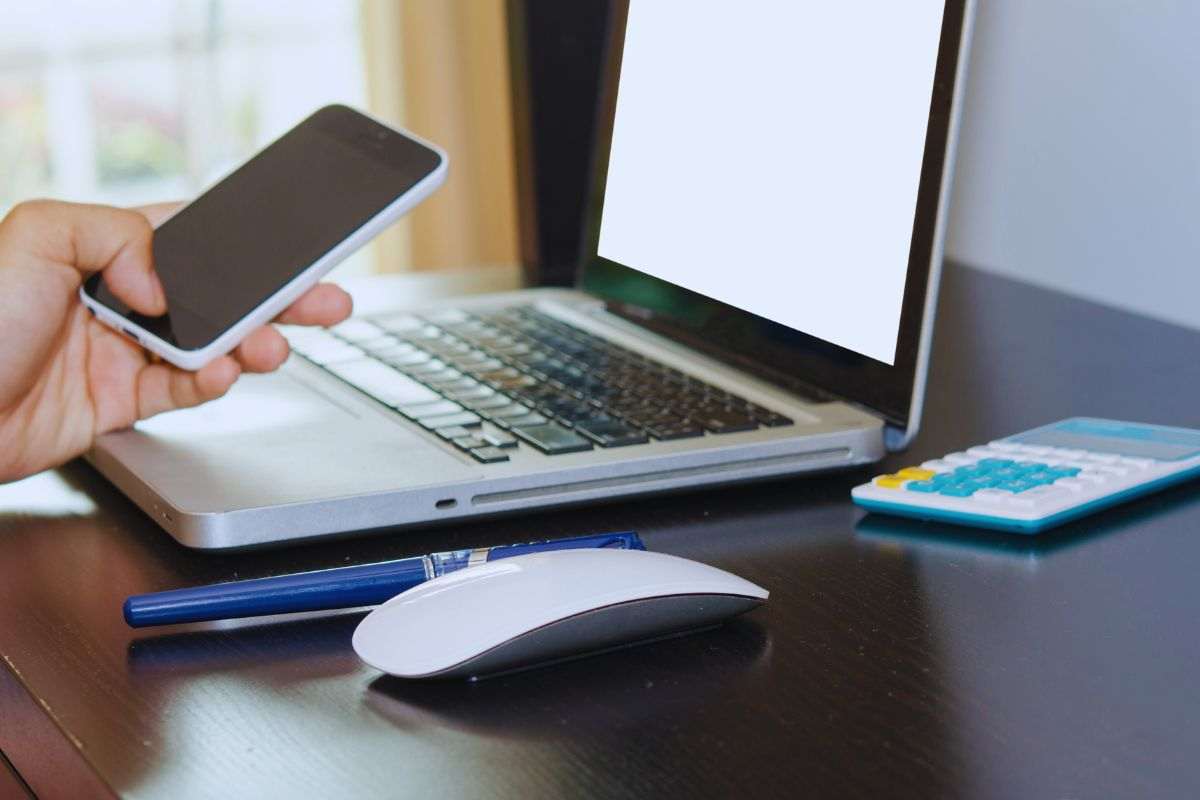 Quante ore passi davanti al cellulare e al pc? I danni silenziosi che cambiano il cervello e la salute 2 rischi per la salute se si usano troppo gli schermi