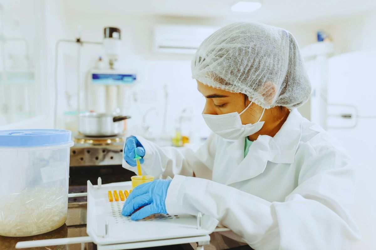 combattere la resistenza antibiotica con i virus costruiti con l'ai