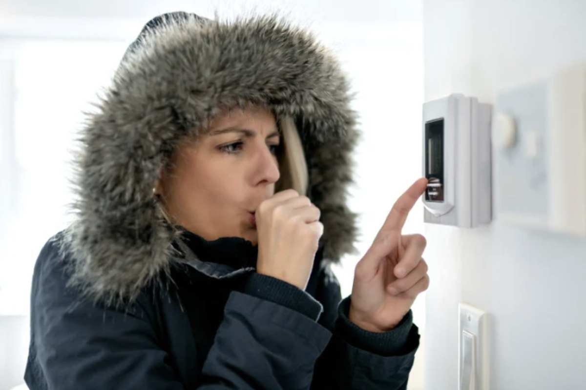 Oltre alle difficoltà cognitive, l’esposizione prolungata a temperature intorno ai 10 °C comporta rischi sanitari non trascurabili.